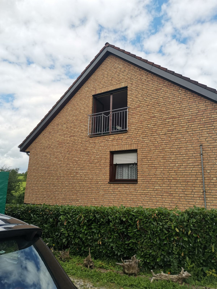 Französischer Balkon aus Edelstahl am Giebelfenster, fertig montiert von Metallbau Odenthal