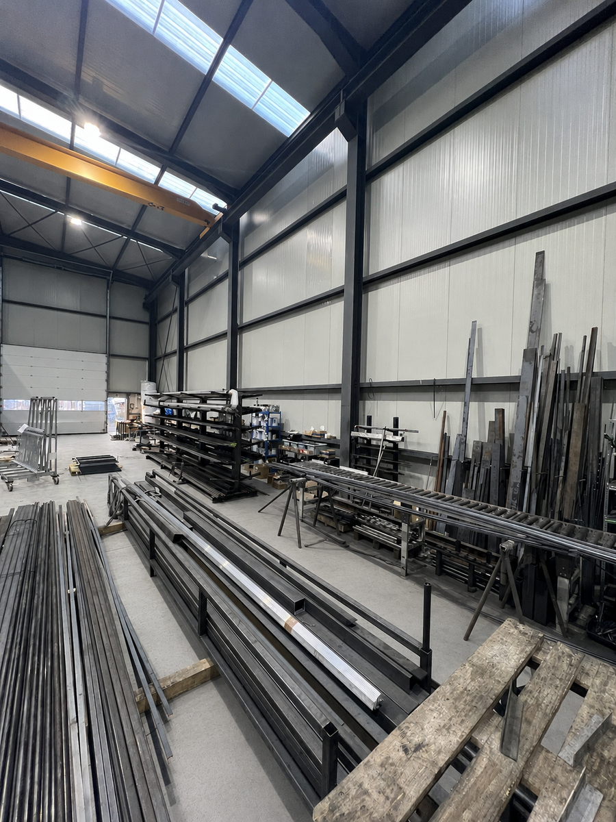 Werkhalle von Metallbau Odenthal mit Stahllager, Rohren, Profilen und Kran