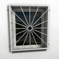 Fenstergitter Atlas 15 aus feuerverzinktem Stahl mit Strahlenmuster am Fenster